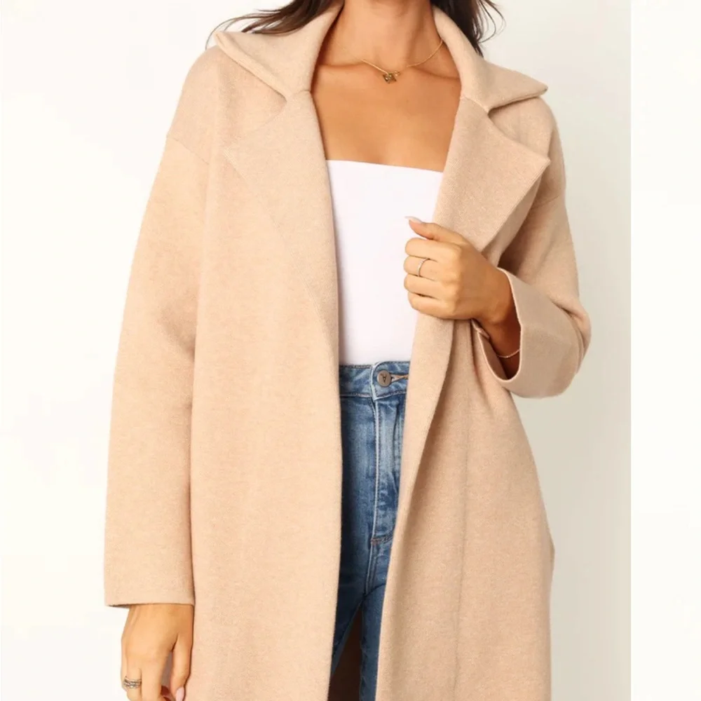 Women’s Winter Fashion Coat - Picture 3 of 4